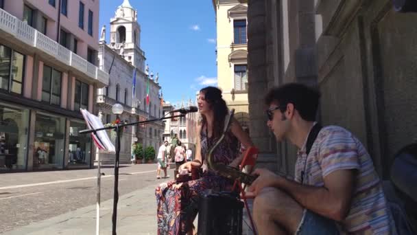 Straßenmusiker in Padua in Italien — Stockvideo