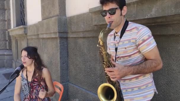 Couple of Street Musician artists plays on Padua streets in Italy 3 — Stock Video