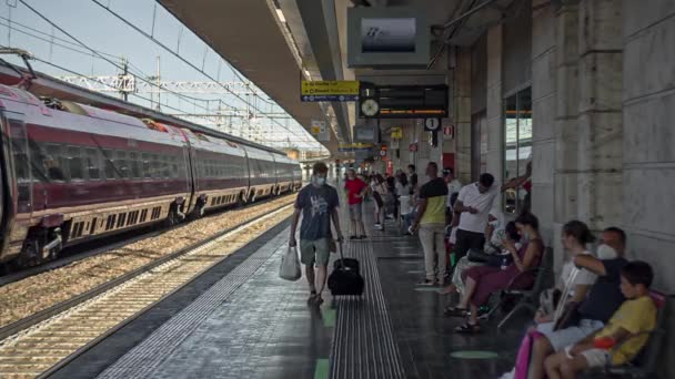 Люди і мандрівники на залізничному вокзалі в Падуї 5 — стокове відео