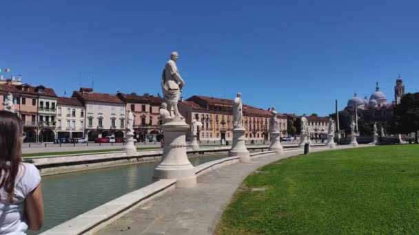 Prato della Valle, uma famosa praça na cidade de Pádua, na Itália — Vídeo de Stock