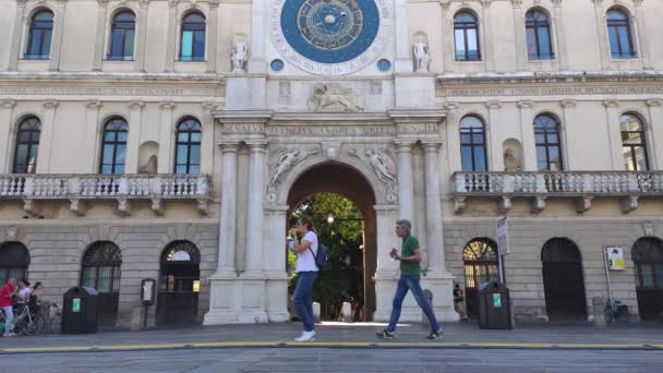 Klocktorn i Padua i Italien med människor som går — Stockvideo