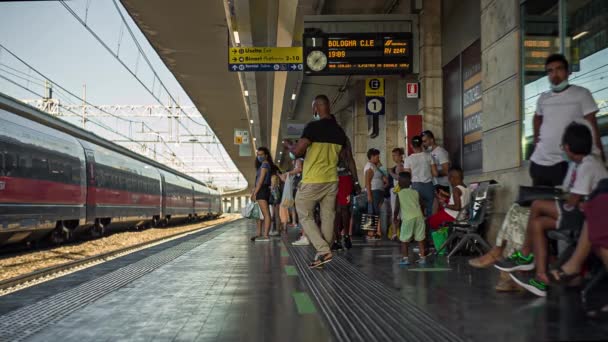 Люди и путешественники на железнодорожном вокзале Падуи в Италии 3 — стоковое видео