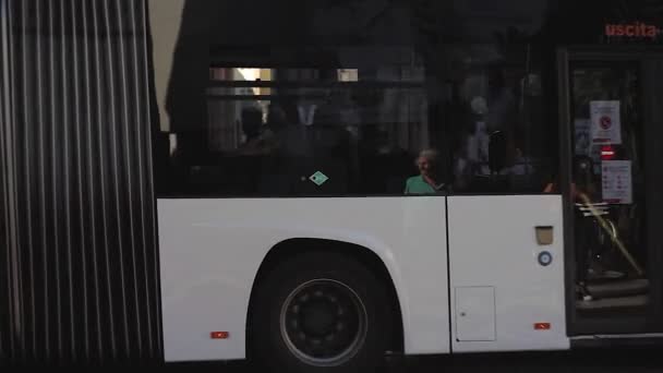 Otobüs İtalya 'nın Padua şehir merkezinde seyahat ediyor. — Stok video