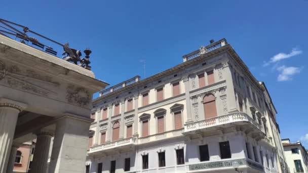 Blick auf die Straße, die zur Piazza Cavour in Padua 2 führt — Stockvideo