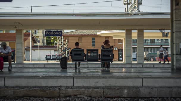 Οι άνθρωποι περιμένουν για τον πάγκο του τρένου στο σιδηροδρομικό σταθμό Padua στην Ιταλία 3 — Αρχείο Βίντεο