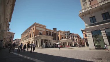 Cavour meydanındaki Padua caddesinde gerçek hayat sahnesi