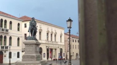 Garibaldi, İtalya 'da Rovigo' da at heykeline biniyor.