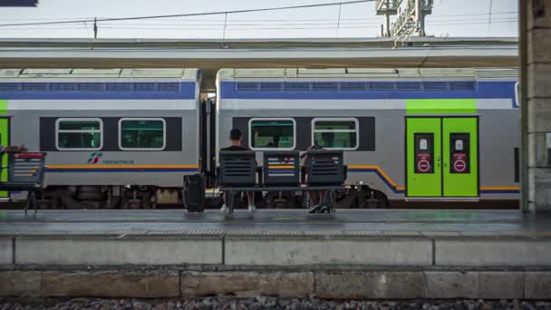 4.人们在意大利帕多瓦火车站等火车 — 图库视频影像