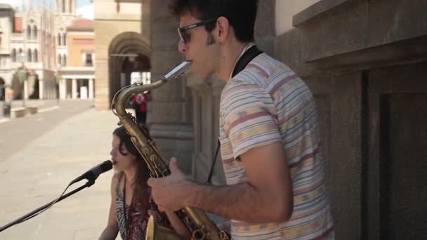 イタリアのパドヴァ通りで演奏するストリートミュージシャンのアーティストのカップル7 — ストック動画