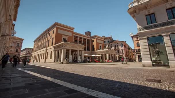 Zeitraffer der Szene aus dem wirklichen Leben in der Straße Padua in Cavour sqaure mit Menschen — Stockvideo