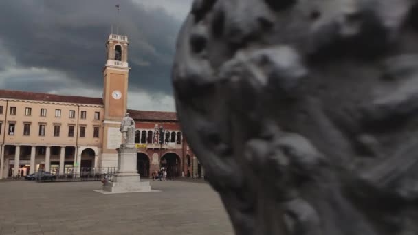 Uitzicht op het Vittorio Emanuele plein in Rovigo in Italië — Stockvideo