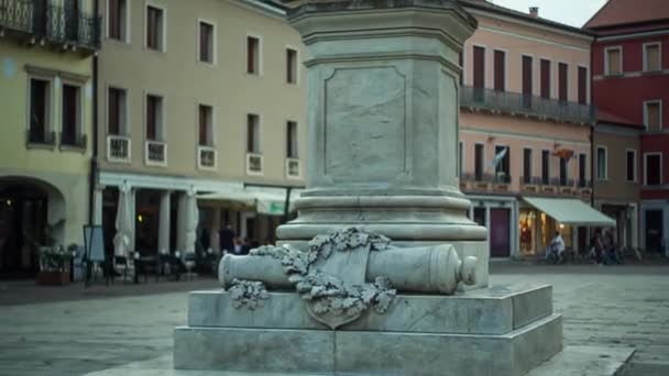 Garibaldi cavalca un cavallo Statua in bronzo a Rovigo in Italia 4 — Video Stock