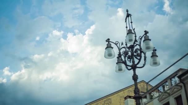 Часовая башня на площади Витторио Эммануэле в Ровиго — стоковое видео