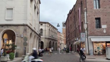İtalya 'da Rovigo' da bir sokak manzarası.