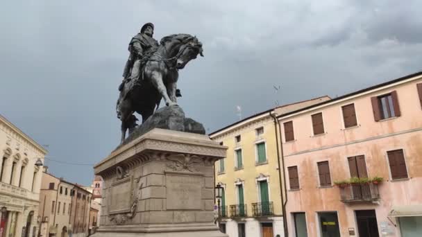 Garibaldi İtalya 'da Rovigo' da bir at heykeli sürüyor. — Stok video