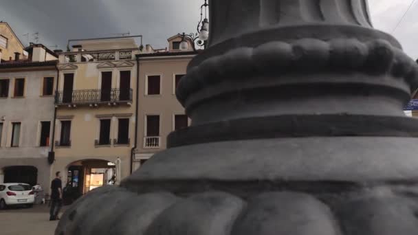 Lamppost en la histórica ciudad italiana de Rovigo — Vídeos de Stock