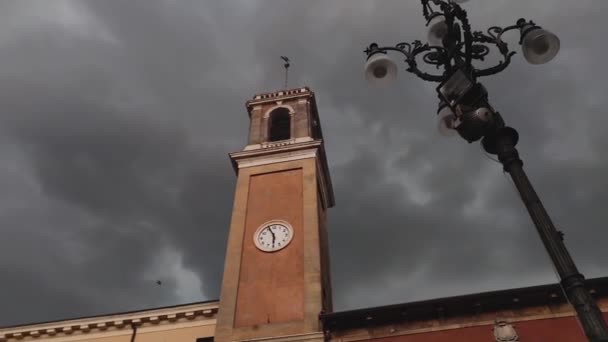 Vittorio Emanuele Meydanı. İtalya, Rovigo 'da saat kulesi var. — Stok video