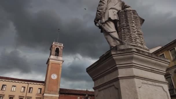 Площадь Витторио Эммануэле с часовой башней в Ровиго, Италия — стоковое видео