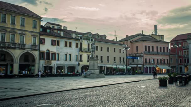 Kilátás a Vittorio Emanuele tér Rovigo Olaszországban 4 — Stock videók