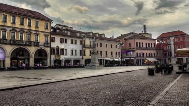 Rovigo 'da Vittorio Emanuele Meydanı' nın zaman aşımı çekimi — Stok video