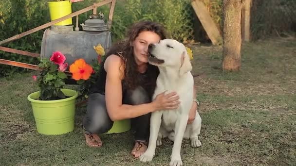 Meisje Speelt Met Haar Labrador Hond Het Platteland Zomer — Stockvideo