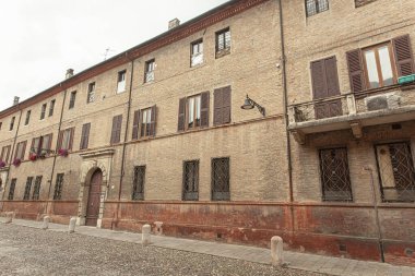 İtalya 'nın Ferrara kentindeki tuğla duvarlı tarihi binanın ayrıntıları
