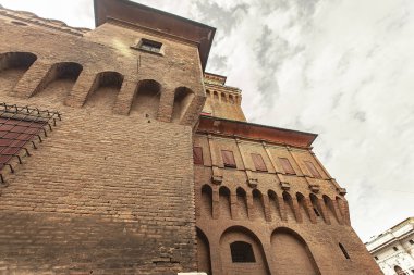 Ferrara 'nın İtalya' daki şatosunun ayrıntıları, İtalyan tarihindeki ortaçağ mimarisinin bir örneği.