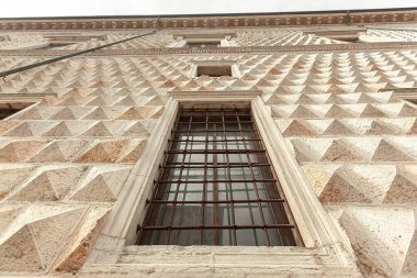 İtalya 'nın Ferrara kentindeki ünlü tarihi bina Palazzo dei Diamanti' nin detayları.
