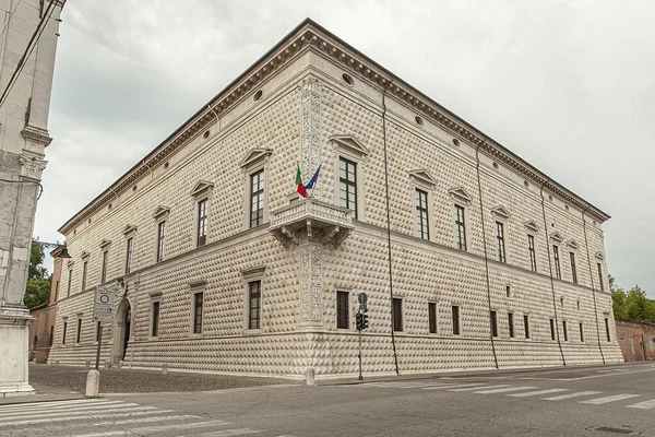 İtalya 'nın Ferrara kentindeki ünlü tarihi bina Palazzo dei Diamanti' nin detayları.