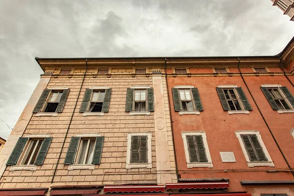 Detalle Del Edificio Histórico Con Muro Ladrillo Ventanas Ferrara Italia — Foto de Stock