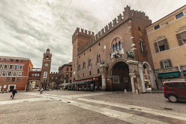 FERRARA, İTALYA 29 Temmuz 2020: İtalya 'nın Ferrara kentindeki Piazza del municipio Meydanı