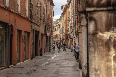 FERRARA, İTALYA 29 HAZİRAN 2020: İtalya 'daki Ferrara sokağı yürüyen insanlarla dolu