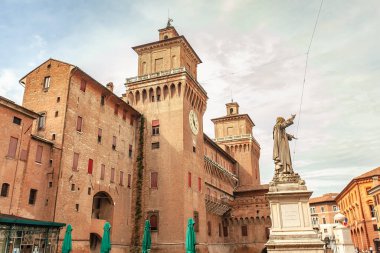FERRARA, İTALYA 29 Temmuz 2020: Ortaçağ tarihi İtalyan kenti Ferrara Şatosu