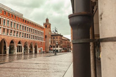 FERRARA, İtalya 29 Temmuz 2020: İtalya 'nın Ferrara kentindeki Trento Trieste Meydanı