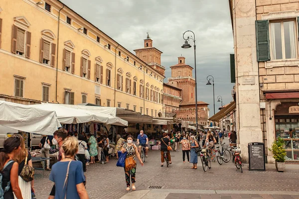 FERRARA, İTALYA 29 HAZİRAN 2020: İtalya 'nın Ferrara kentindeki Piazza del municipio Meydanı