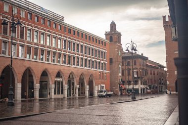 FERRARA, İtalya 29 Temmuz 2020: İtalya 'nın Ferrara kentindeki Trento Trieste Meydanı