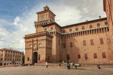FERRARA, İTALYA 29 Temmuz 2020: Ortaçağ tarihi İtalyan kenti Ferrara Şatosu