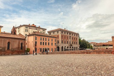 FERRARA, İtalya 29 HAZİRAN 2020: İtalya 'nın Ferrara kentindeki tarihi evler