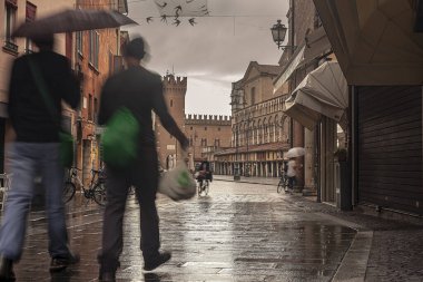 FERRARA, İtalya 29 Temmuz 2020: Ferrara, İtalya 'daki Piazza Trento Trieste' ye götüren caddenin günlük yaşamlarındaki insanlarla anımsatıcı görüntüsü