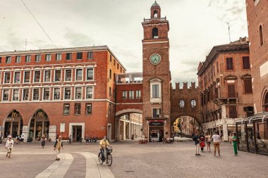 FERRARA, İTALYA 29 Temmuz 2020: Ferrara 'daki Piazza del Municipio saat kulesiyle ünlü bir meydan