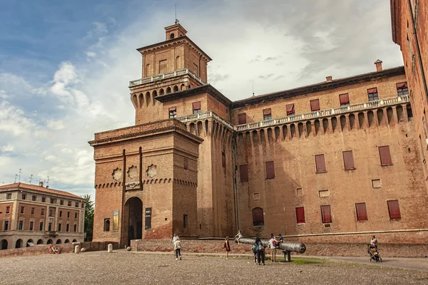 FERRARA, İTALYA 29 Temmuz 2020: Ortaçağ tarihi İtalyan kenti Ferrara Şatosu