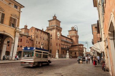 FERRARA, İTALYA 29 HAZİRAN 2020: Ferrara Şatosu 'nun insanlar ve turistler önlerinden geçerken canlandırıcı görüntüsü