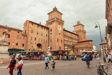 FERRARA, İTALYA 29 HAZİRAN 2020: Üç çeyreklik Ferrara şatosunun manzarası