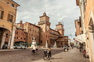 FERRARA, İTALYA 29 HAZİRAN 2020: Ferrara Şatosu 'nun insanlar ve turistler önlerinden geçerken canlandırıcı görüntüsü