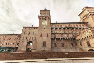 FERRARA, İtalya 29 Temmuz 2020: Ferrara 'nın İtalya' daki ortaçağ kalesi