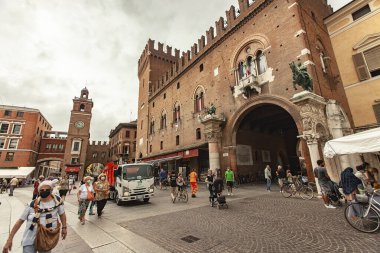 FERRARA, İTALYA 29 HAZİRAN 2020: İtalya 'nın Ferrara kentindeki Piazza del municipio Meydanı