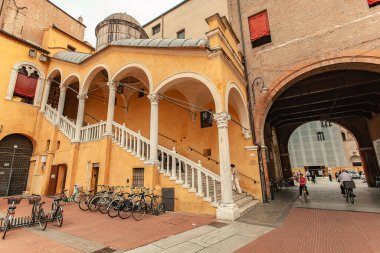 FERRARA, İTALYA 29 HAZİRAN 2020: Ferrara 'daki Scalone d' onore İtalya 'daki belediye binasının tarihi merdiveni.