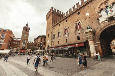 FERRARA, İTALYA 29 HAZİRAN 2020: İtalya 'nın Ferrara kentindeki Piazza del municipio Meydanı