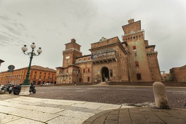 FERRARA, İTALYA 29 HAZİRAN 2020: Ferrara Kalesi 'nin anımsatıcı görüntüsü