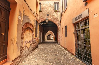 FERRARA, İTALYA 29 HAZİRAN 2020: Via delle Volte, İtalya 'nın Ferrara şehrinde ünlü bir ara sokak